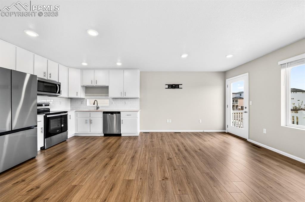 Image 20 of 48: Kitchen