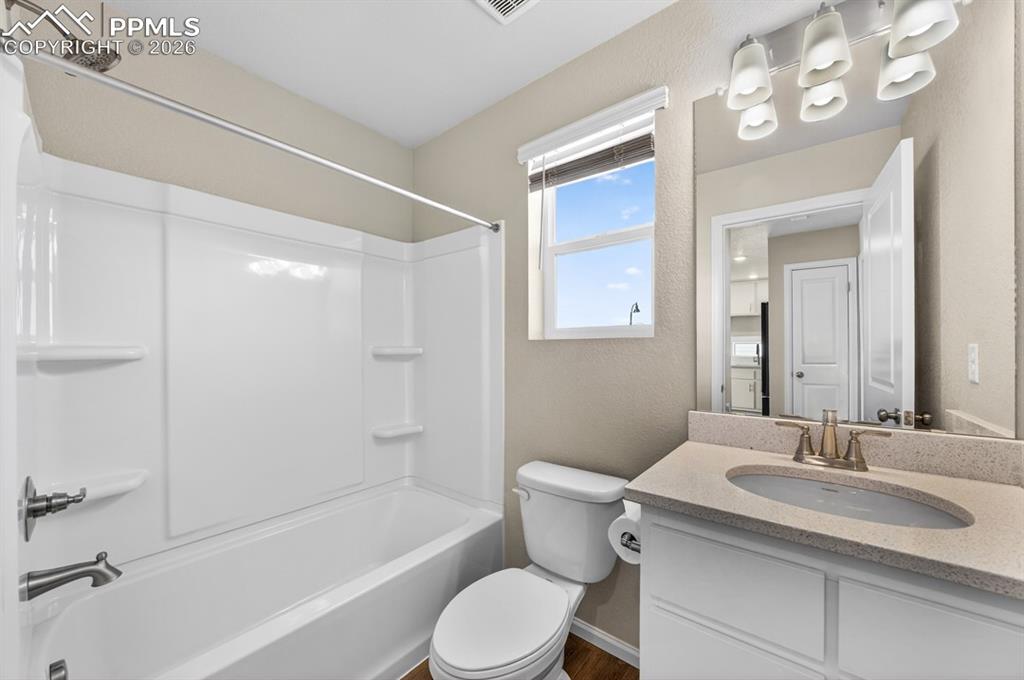 Image 22 of 48: Bathroom