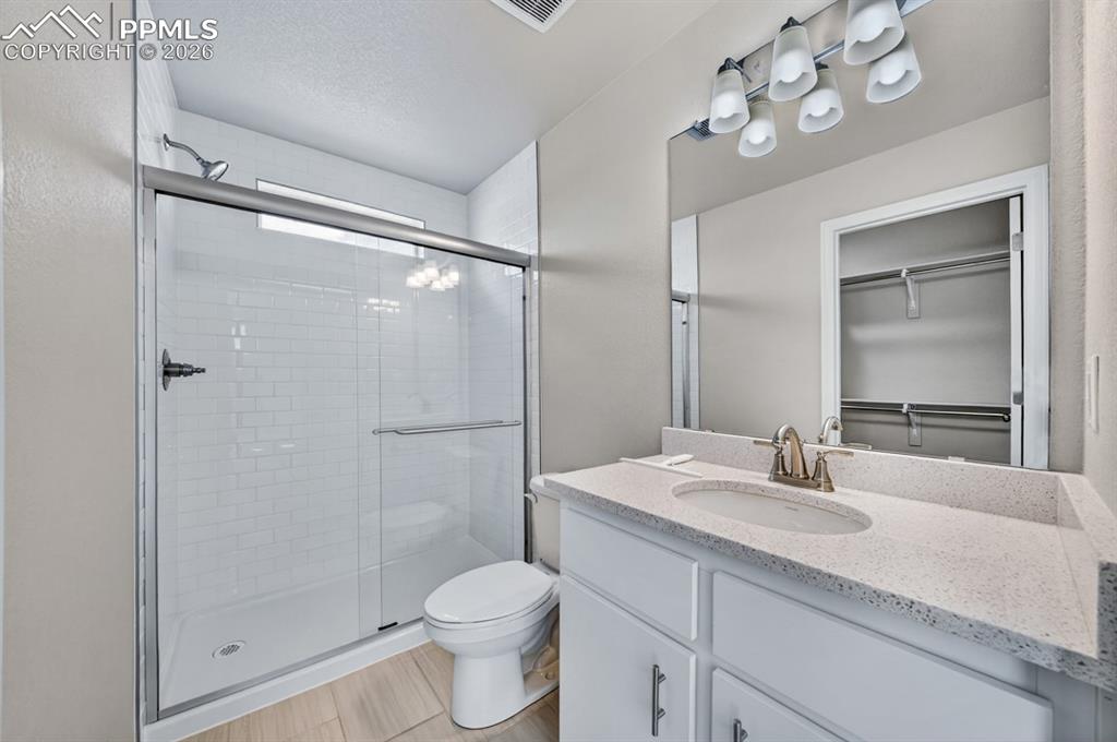 Image 32 of 48: Bathroom