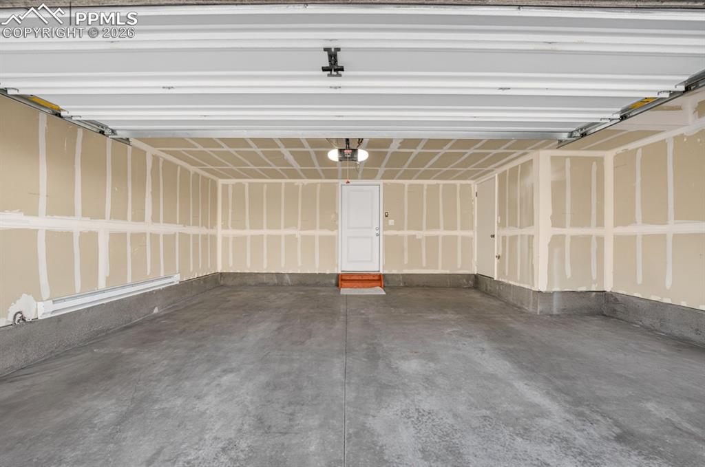 Image 44 of 48: Garage