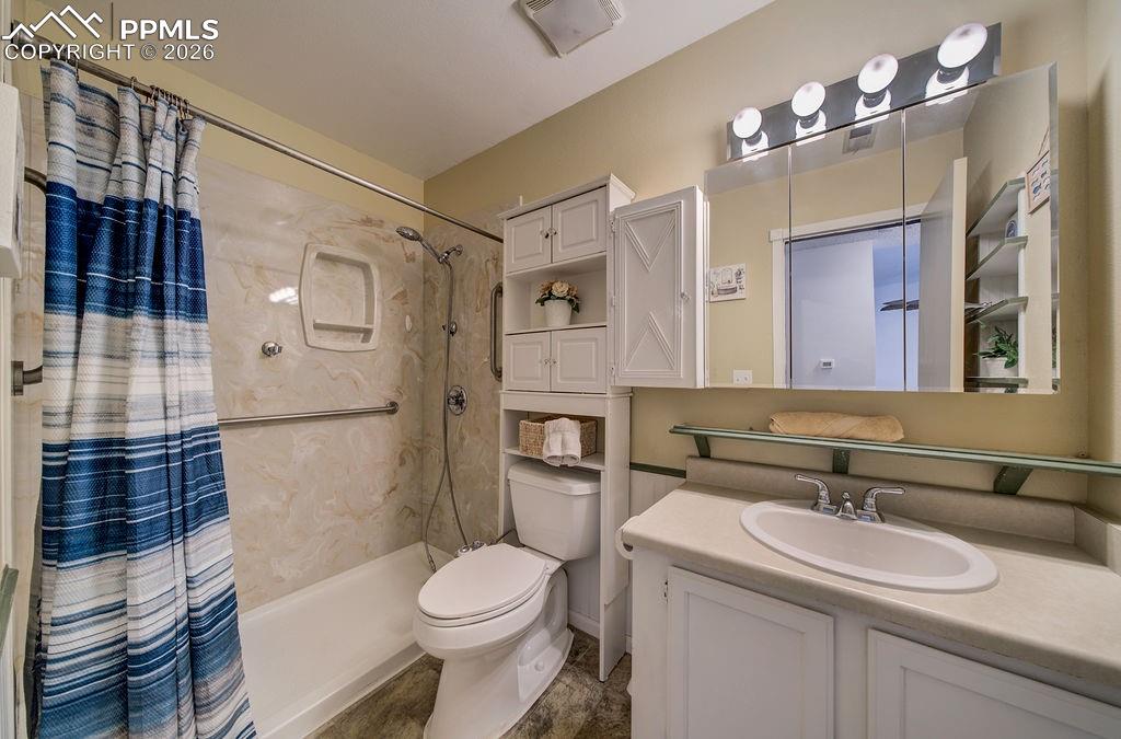 Image 12 of 14: Bathroom