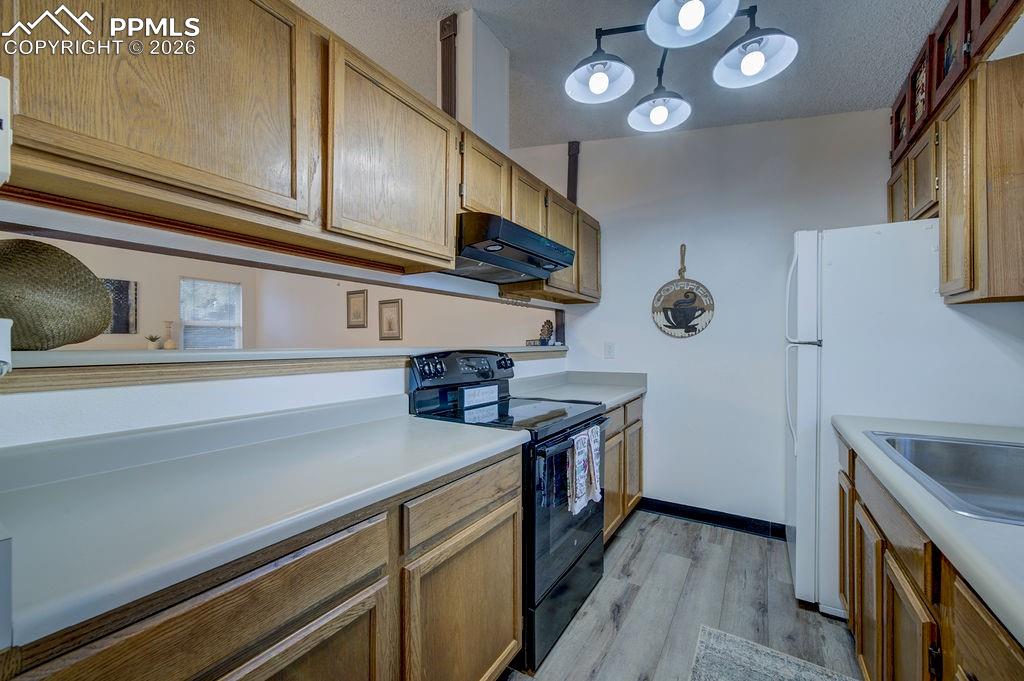 Image 7 of 14: Kitchen