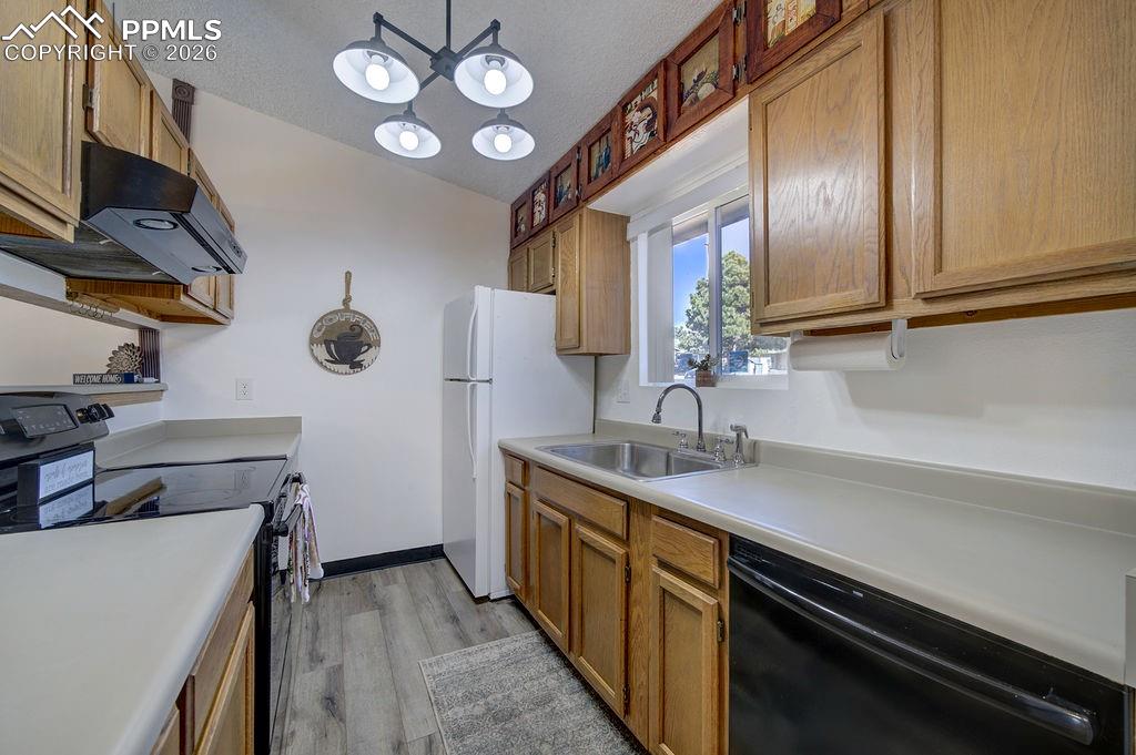 Image 8 of 14: Kitchen