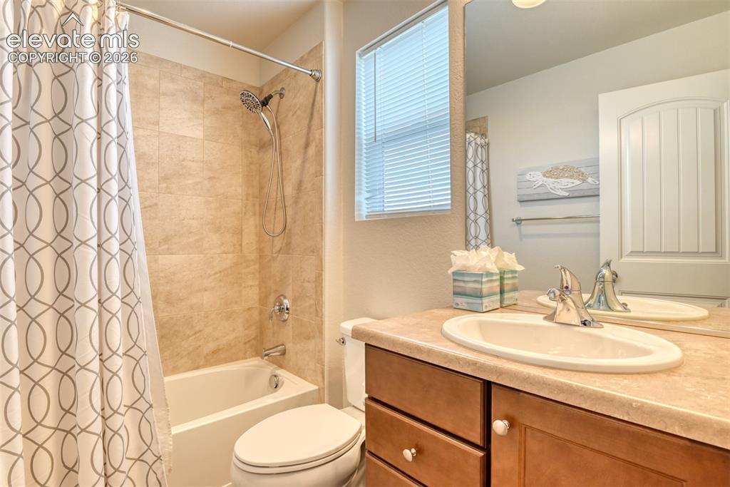 Image 24 of 46: Upstairs Junior Suite Bathroom