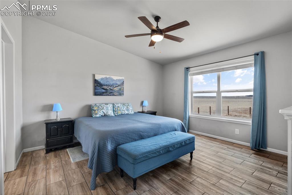 Image 18 of 44: Bedroom