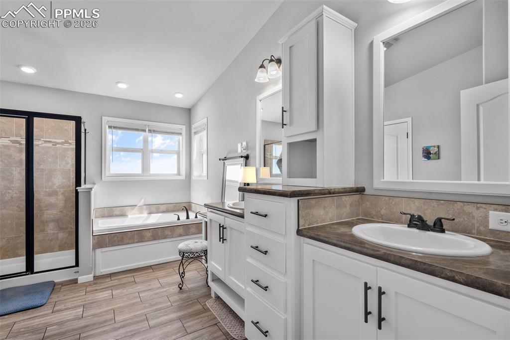 Image 19 of 44: Bathroom