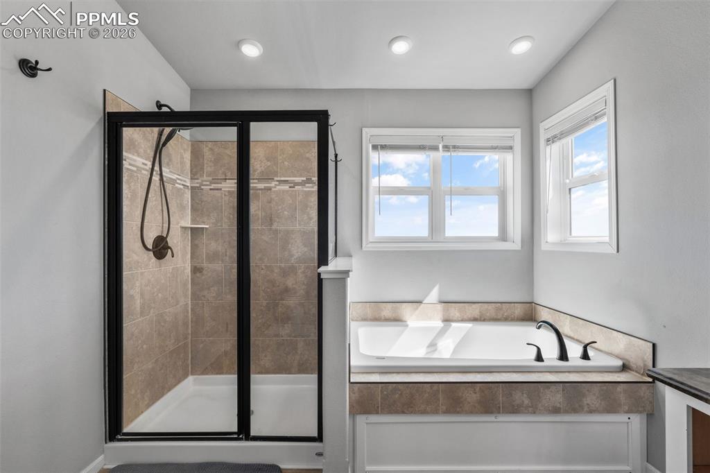 Image 20 of 44: Bathroom