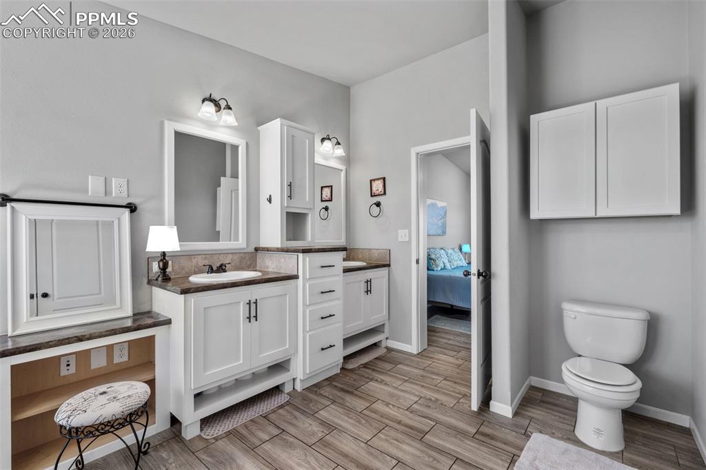 Image 21 of 44: Bathroom