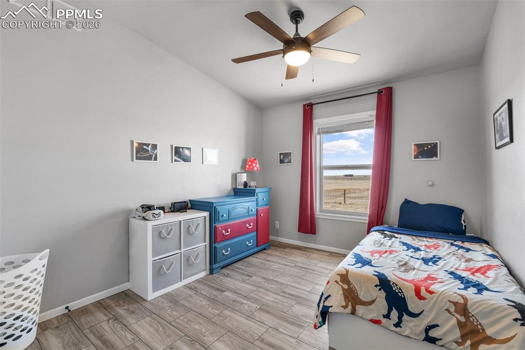 Image 23 of 44: Bedroom