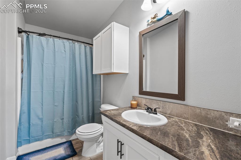 Image 24 of 44: Bathroom