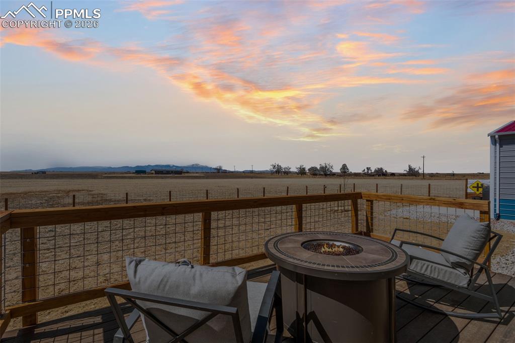 Image 28 of 44: Deck