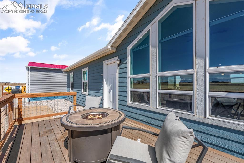 Image 29 of 44: Deck