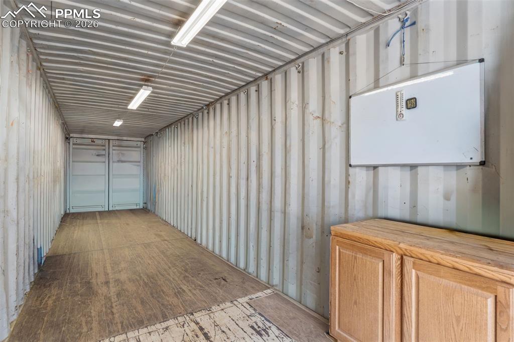 Image 35 of 44: Garage