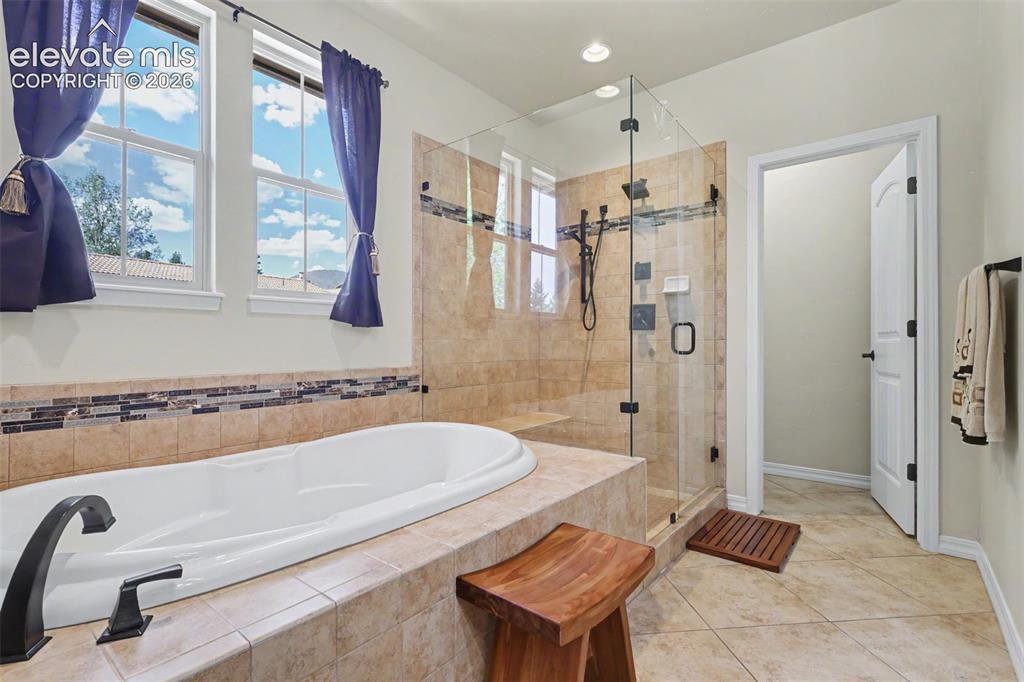 Image 19 of 44: Bathroom