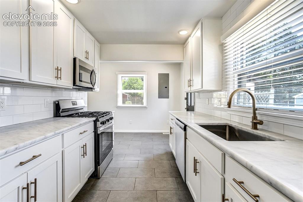 Image 14 of 44: Kitchen