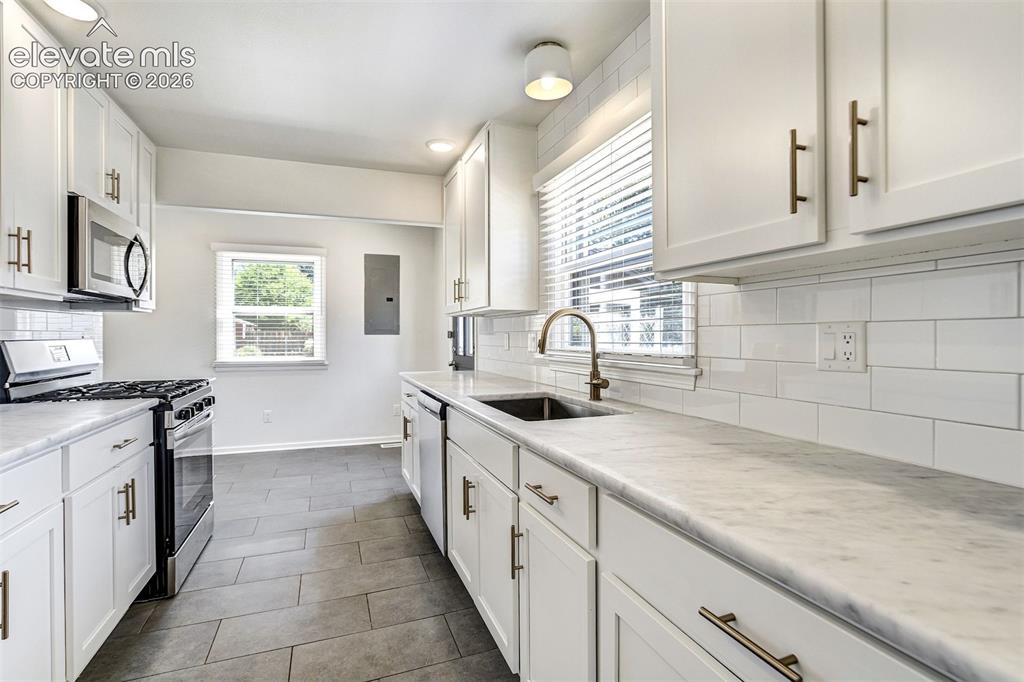 Image 15 of 44: Kitchen