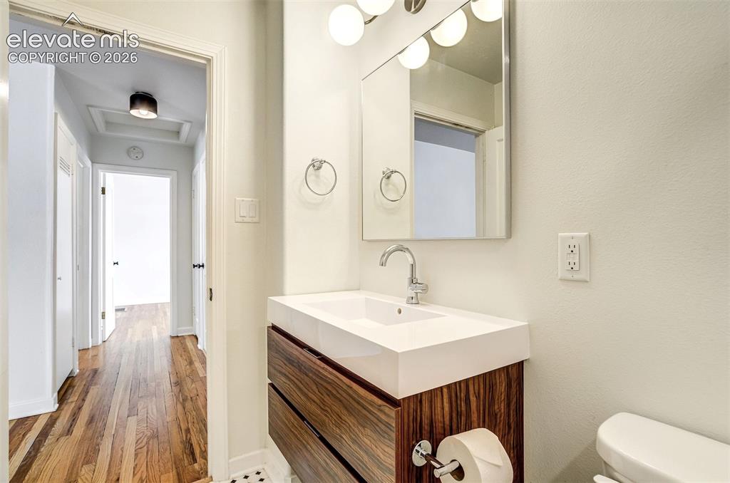Image 32 of 44: Bathroom