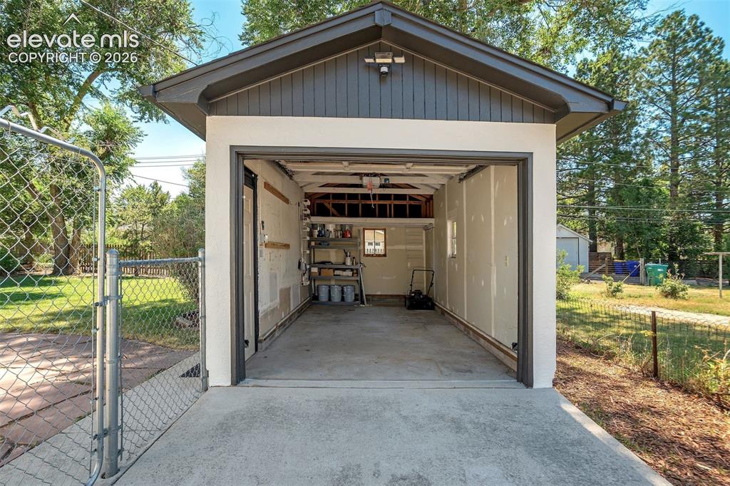 Image 37 of 44: Garage