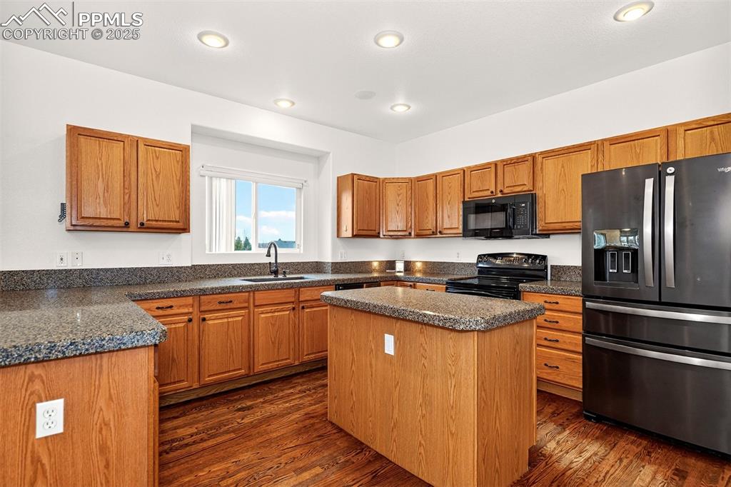 Image 11 of 49: Large Kitchen with all Appliances
