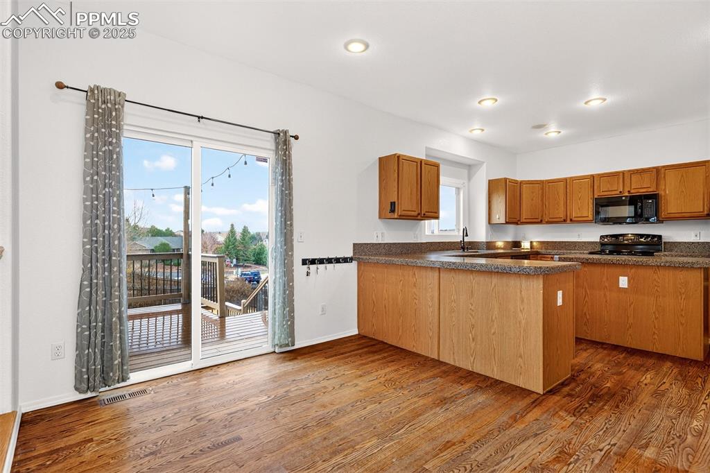 Image 13 of 49: Counter Bar