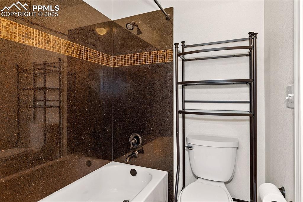 Image 30 of 49: His/Her Full Bath