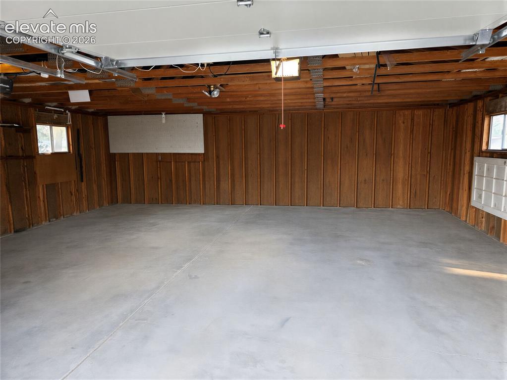 Image 13 of 21: Garage