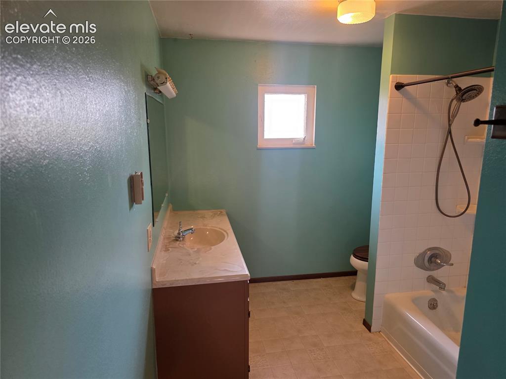 Image 19 of 21: Bathroom