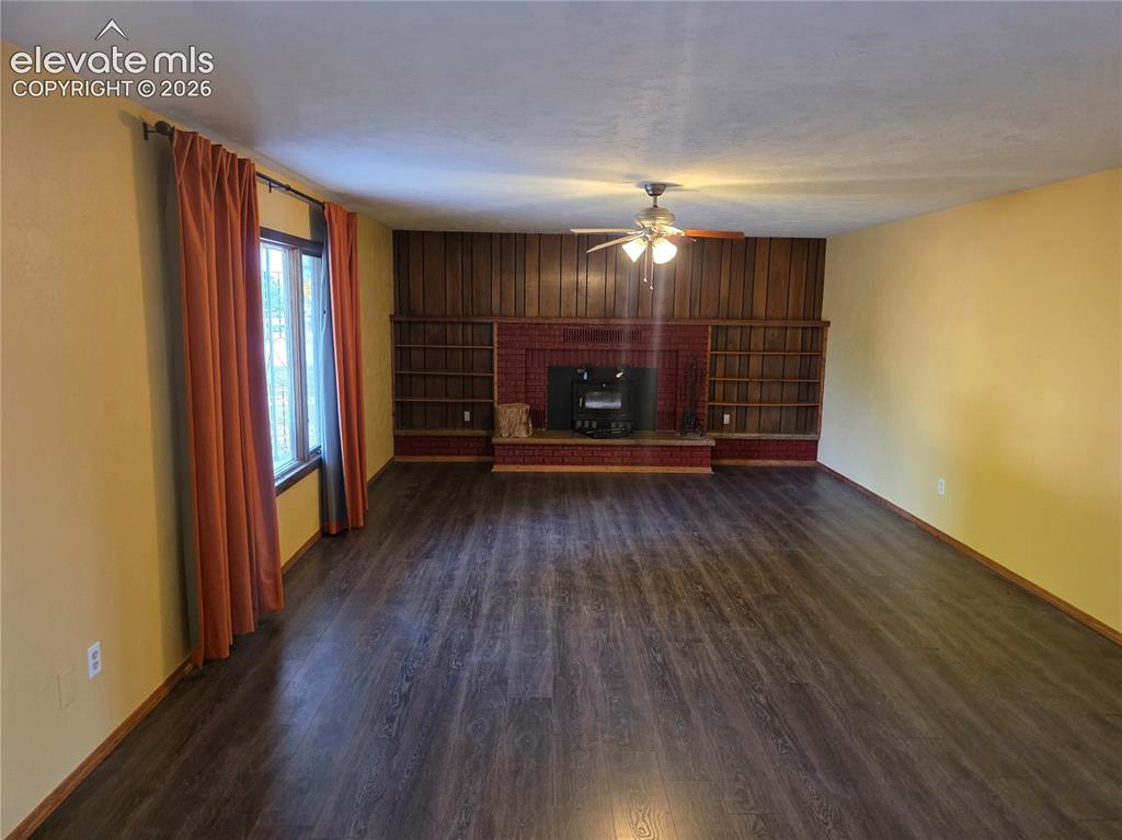 Image 3 of 21: Living Room