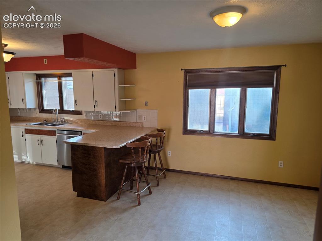 Image 4 of 21: Kitchen