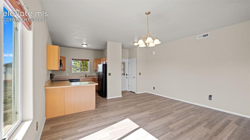 Image 11 of 40: Kitchen