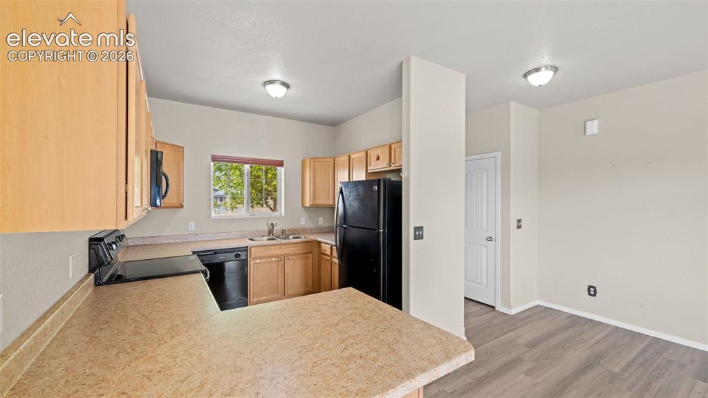 Image 12 of 40: Kitchen
