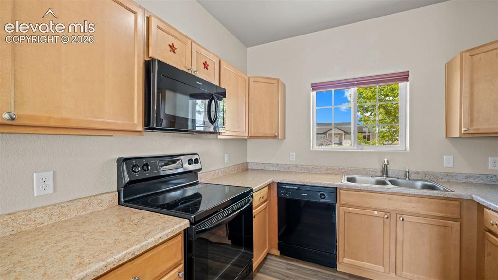 Image 13 of 40: Kitchen