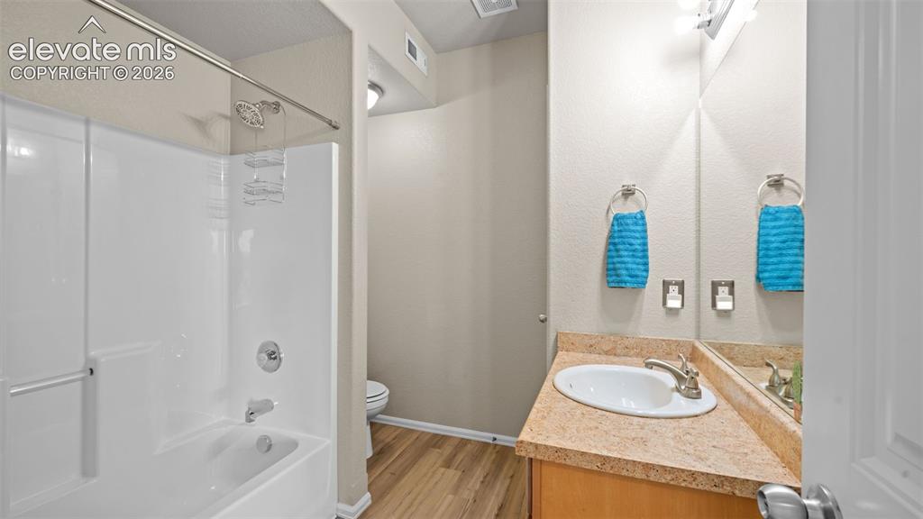Image 19 of 40: Bathroom