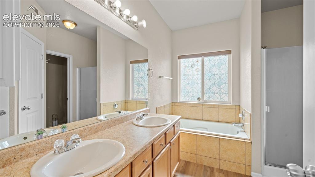Image 27 of 40: Bathroom