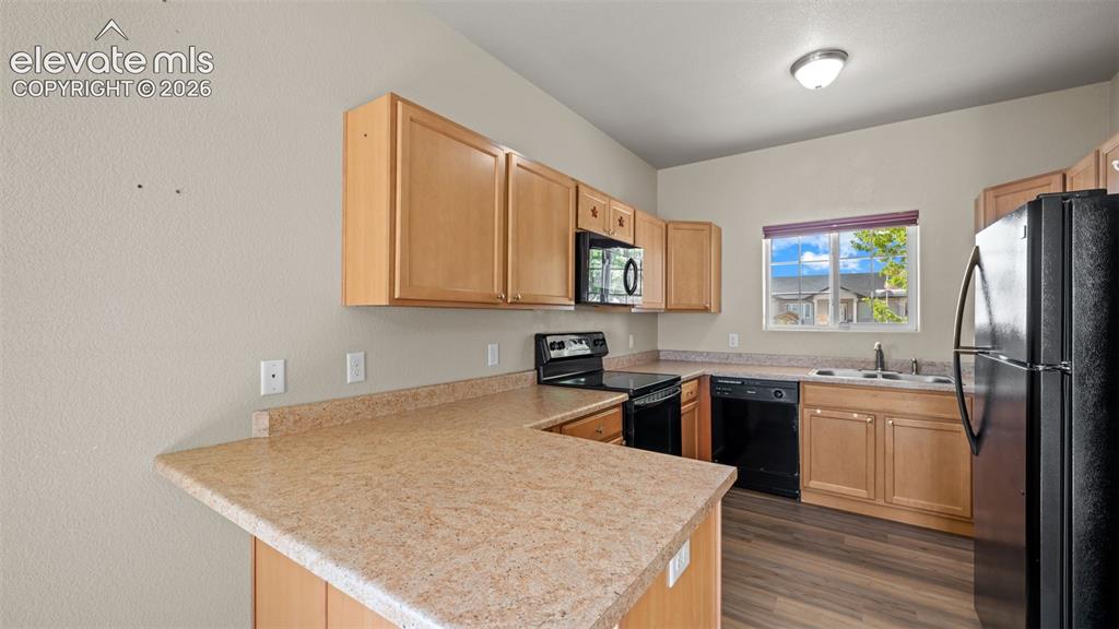 Image 6 of 40: Kitchen
