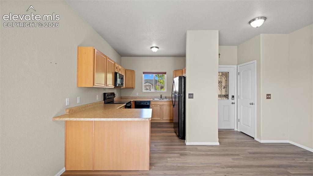 Image 7 of 40: Kitchen