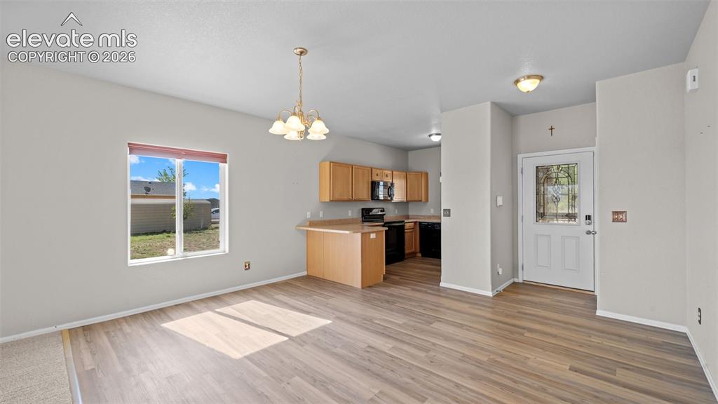 Image 8 of 40: Kitchen