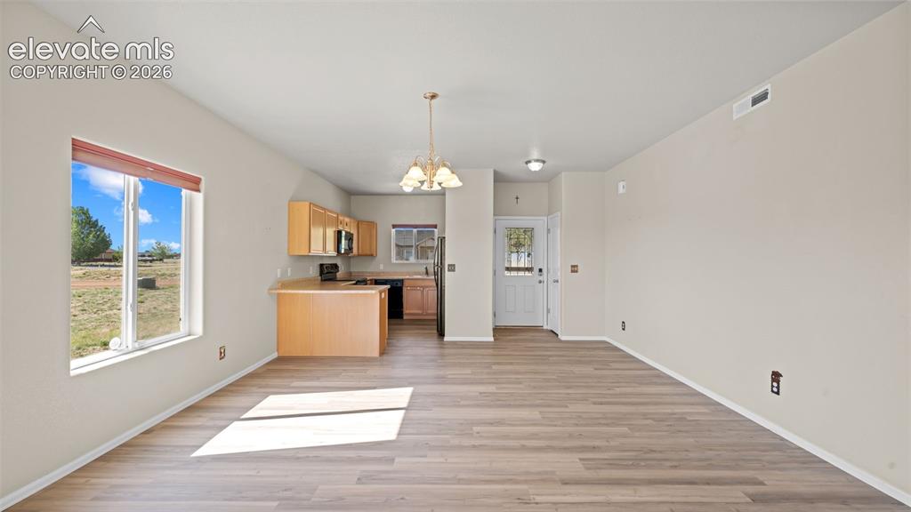 Image 9 of 40: Kitchen