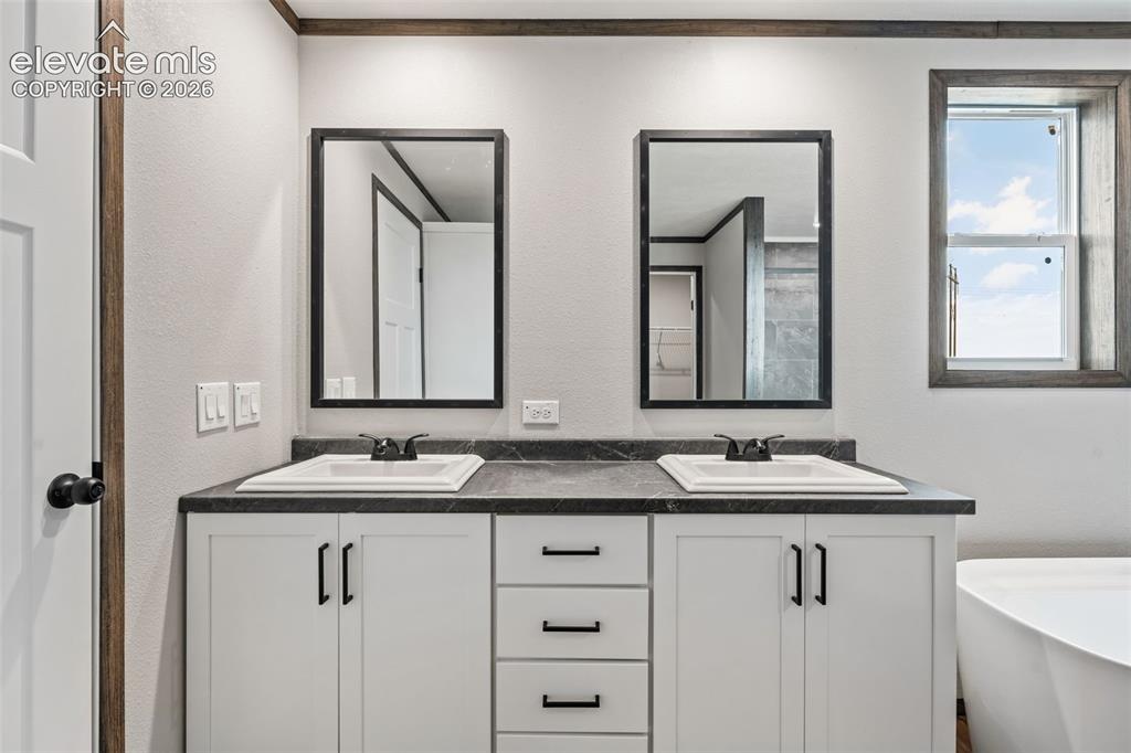 Image 11 of 49: Bathroom