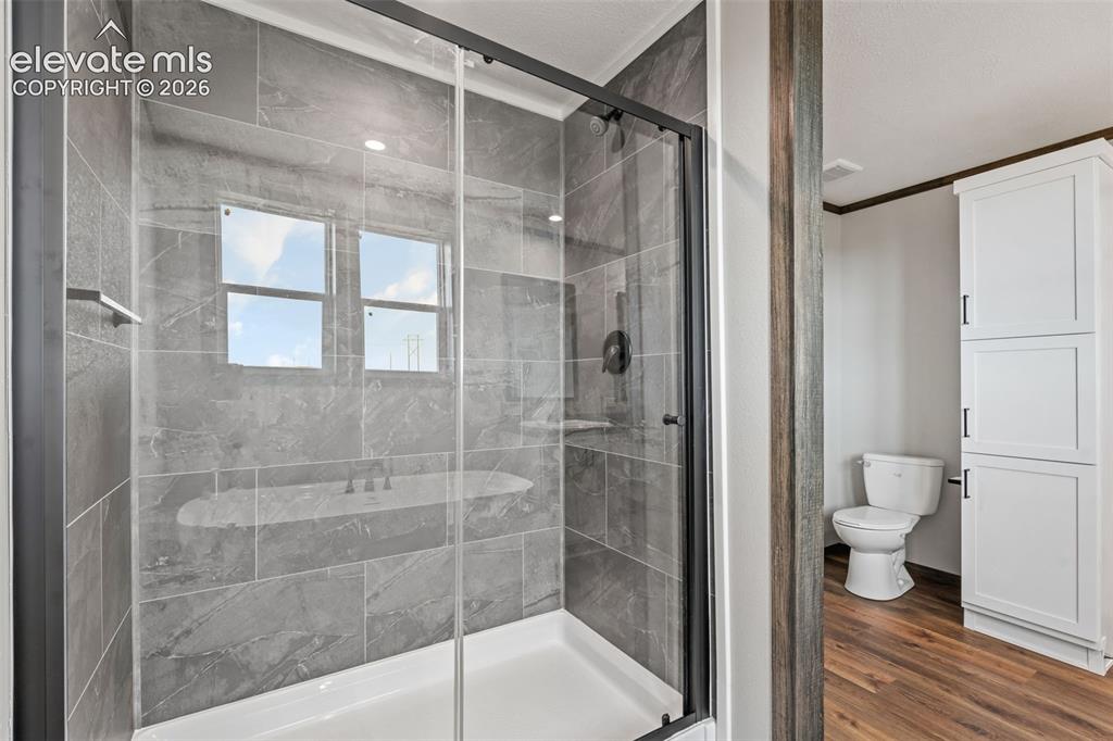 Image 13 of 49: Bathroom