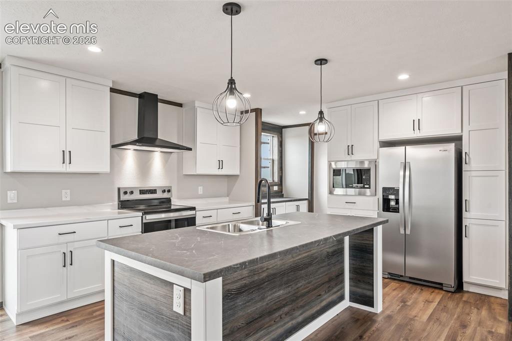 Image 19 of 49: Kitchen