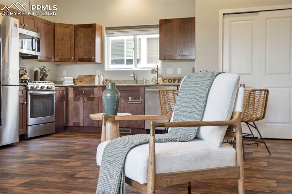 Image 15 of 36: Kitchen