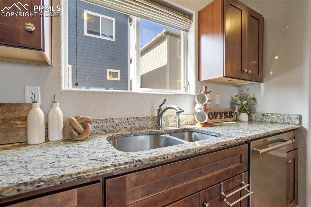 Image 16 of 36: Kitchen