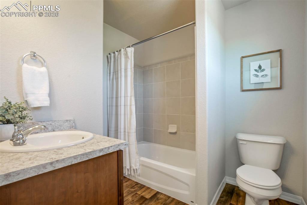 Image 23 of 36: Bathroom