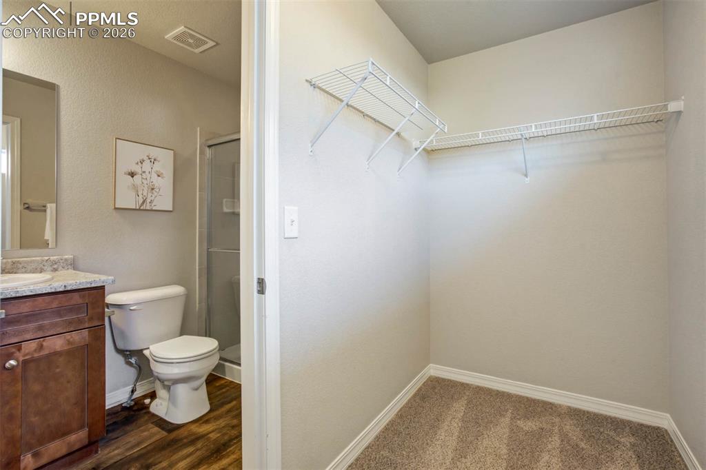 Image 31 of 36: Bathroom