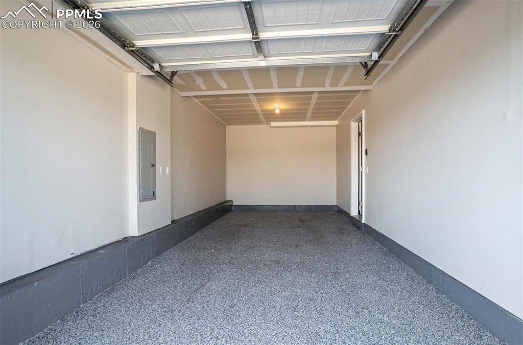 Image 34 of 36: Garage