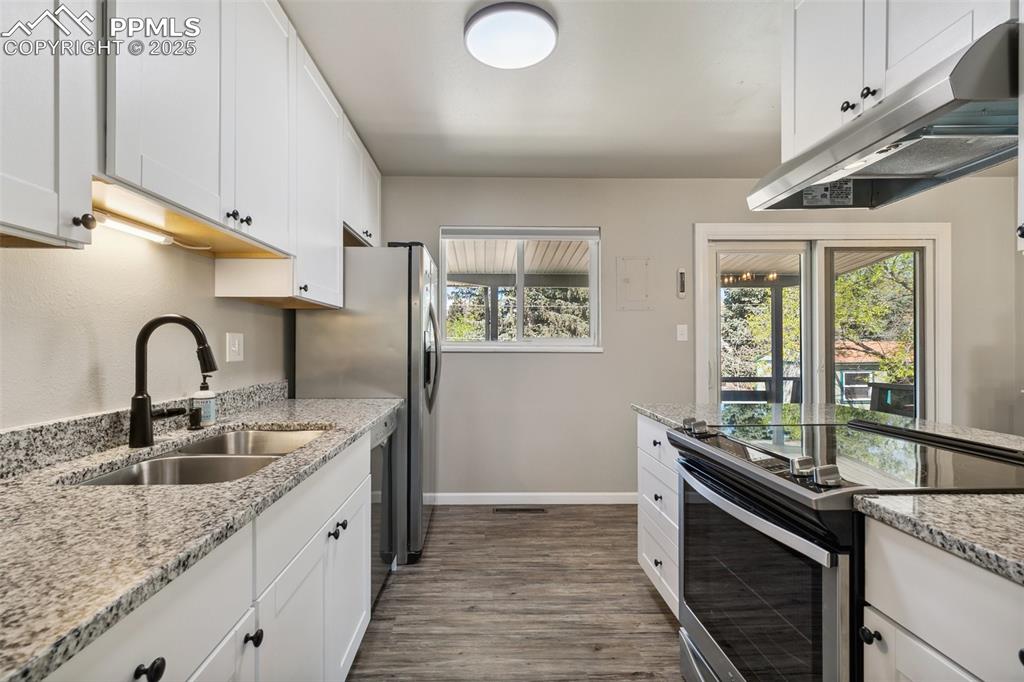 Image 14 of 39: Kitchen