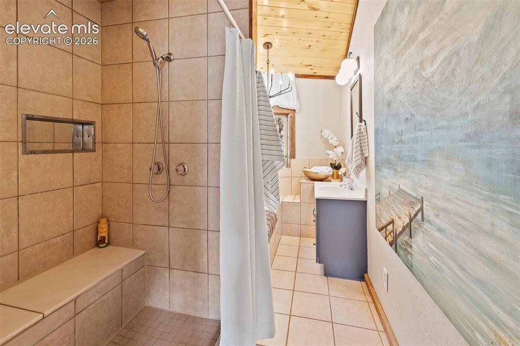 Image 17 of 50: Bathroom