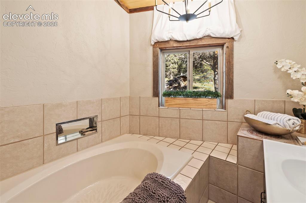 Image 18 of 50: Bathroom
