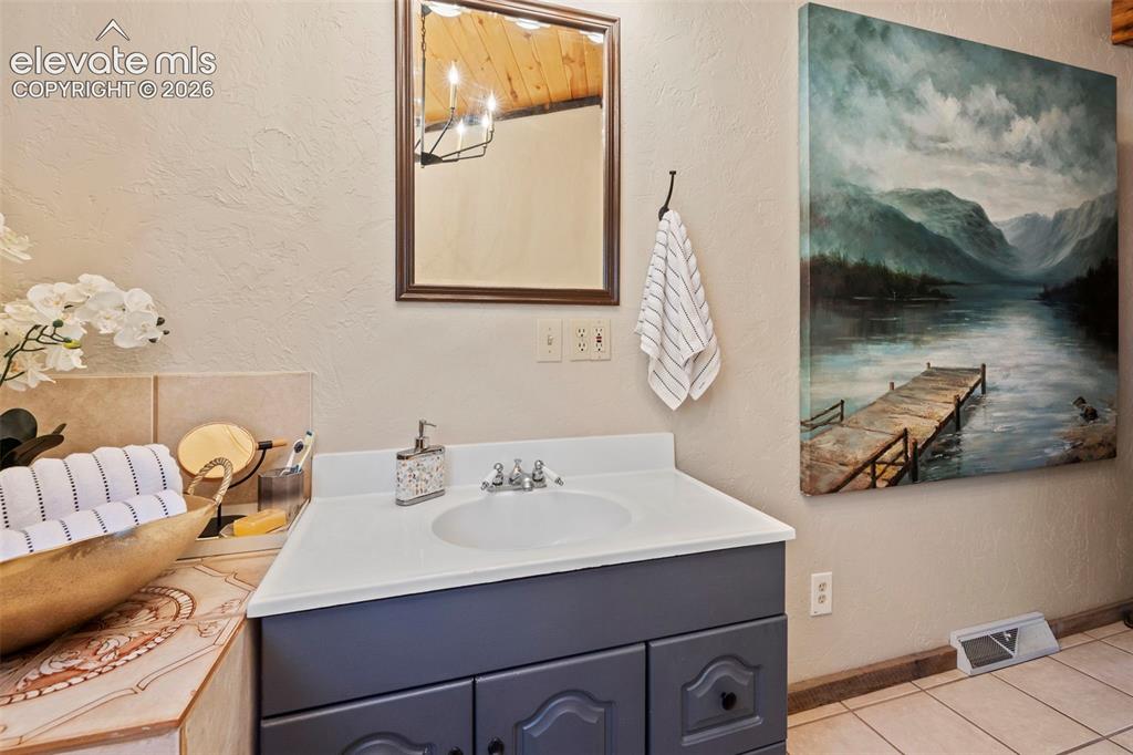Image 19 of 50: Bathroom